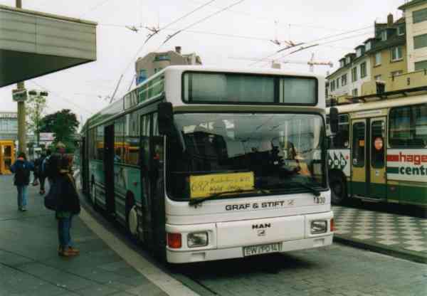 Gelenkobus Nr. 030 vom österreichischen
Typ ÖAF Gräf & Stift NGE 152 M17 in Solingen